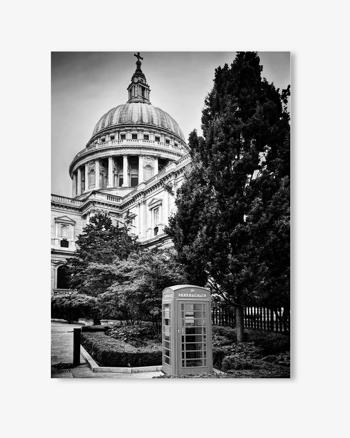 Black and white photo of St. Paul's Cathedral with a telephone booth in the foreground.